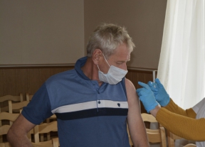 27 октября на базе администрации Мценского района медработники БУЗ ОО «МЦРБ» проводили вакцинацию населения против новой коронавирусной инфекции
