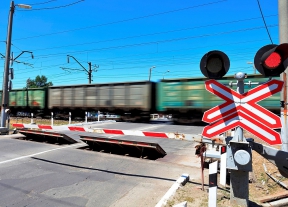 Дорожно-транспортные происшествия на железнодорожных переездах   отличаются высокой тяжестью последствий и широким общественным   резонансом