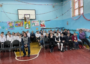 Полицейские поздравили воспитанников Тельченской школы-интерната